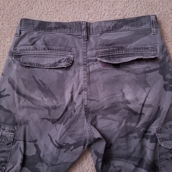 Lightly Used Men's Wrangler Grey Camo Tapered Cargo Pants - Picture 8 of 15